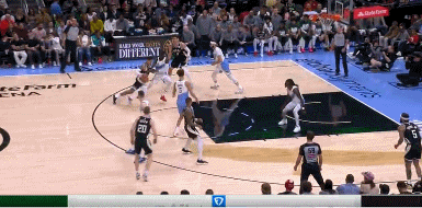  庫(kù)茲馬強(qiáng)突內(nèi)線面對(duì)防守高拋打進(jìn) 拿到雄鹿生涯首分